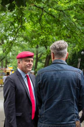 Republican mayoral candidate Curtis Sliwa with a constituent. Photo: Trish Rooney