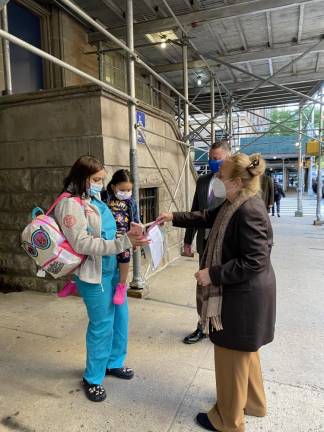 Manhattan Borough President Gale A. Brewer welcomes kids and parents at Mickey Mantle School PS M811 on the Upper West Side, with “COVID kits” including masks and hand sanitizers. Photo: Gale A. Brewer on Twitter