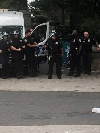 <b>The NYPD called in riot police to curb the increasingly unruly crowd at Union Square attracted by the promise from You Tuber Kai Cenat that he’d give away video games and equipmen</b>t. Photo: Keith J. Kelly