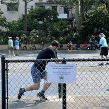 A new sign has been put up near the pickleball courts at Carl Schurz Park, telling everybody in the divided play space to stay within their respective areas.