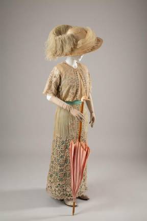 Lace dress with ivory silk hat, circa 1907-1910, gift of DuBois Family, 2013.51.8 Pink satin parasol, circa 1910, gift of Fernanda Munn Kellogg. Photo: Eileen Costa