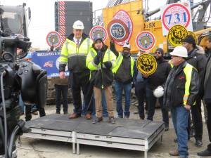 With union chief Gary LaBarbara looking on, Governor Kathy Hochul on Feb. 17 spoke of her families strong union ties at a rally with more than 150 Gateway workers held at the NYC Gateway Tunnel job site entrance near the Hudson River.