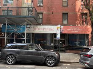 Le Petit Parisien has suddenly closed but it remains partially under scaffolding; for much of the time since it opened in 2022, it was completely covered by scaffolds.