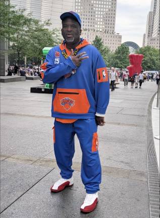 Knicks pilgrim shows off his “Outfit Architecture” in a No. 25 Mikal Bridges sweatsuit.