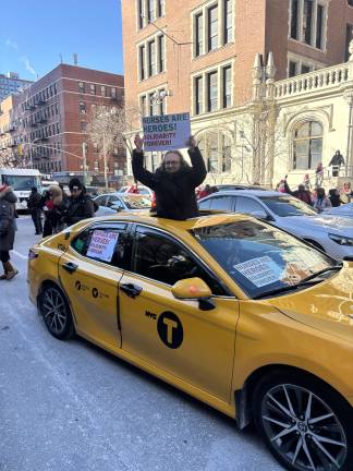 Another cab driver shows support for striking nurses outside Mount Sinai West on Jan. 20.