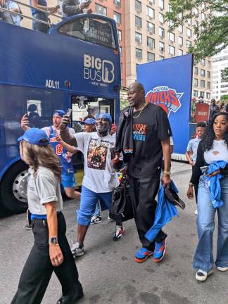 Patrick Ewing, No. 33, and fans, at the Knicks parade.