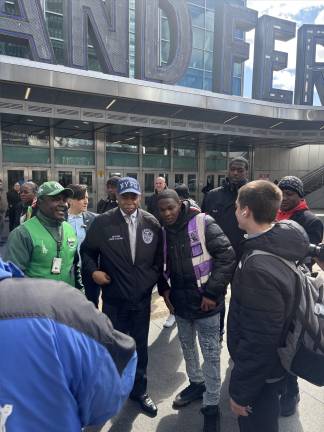 Mayor Eric Adams visited the Staten Island Ferry on April 8 and even posed for pictures with some of the unlicensed ticket sellers. The only authorized ferry service for the Statue of Liberty and Ellis Island said illegal ticket scammers have grown worse, depriving the city of $2 million to $3 million in ticket revenue annually.