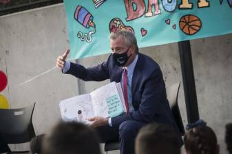 Mayor Bill de Blasio reads to a first grade class in Ozone Park, Queens, Tuesday, September 21, 2021. Photo: Ed Reed/Mayoral Photography Office.