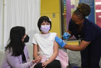 The first step to limit the uptick in cases, said Dr. Dave Chokshi, the city’s health commissioner, is vaccinating the unvaccinated, including 5- to 18-year-olds. Students at P.S. 19 in the East Village received COVID-19 vaccination shots on Monday, November 8, 2021. Photo: Michael Appleton/Mayoral Photography Office