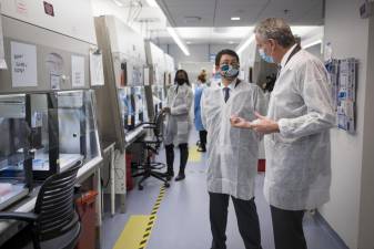 Mayor Bill de Blasio tours the Pandemic Response Lab at the Alexandria Center for Life Science. Photo: Ed Reed