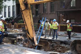 Work crews excavate rubble from Upper East Side sinkhole Thursday afternoon. Photo: Emily Higginbotham