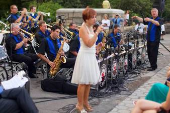 Swingtime “Gal vocalist” Bobbie Ruth returns with the band to Carl Schurz Park to pay tribute to superstar vocalists Doris Day and Judy Garland. Photo courtesy of Swingtime