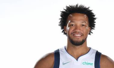 <b>The New York Knicks clearly have a foundation player in Jalen Brunson, but they need to build more around him to become a truly elite team. As presently constituted, the Knicks are one superstar away from the elite ranks.</b> Photo: Wikimedia Commons