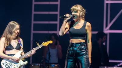 Taylor Swift (at mic) in concert in July 2022. Photo: Raph PH/Wikimedia Commons