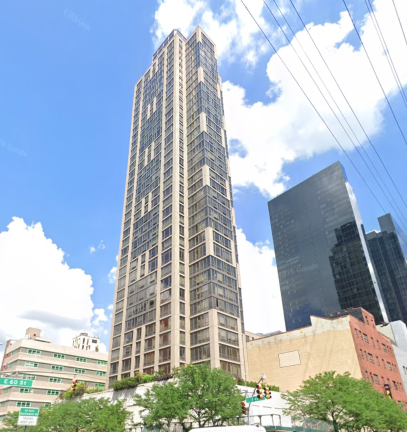 The condo board at 401 East 60th St., a luxury tower, opposes a women’s homeless shelter around the corner on First Ave.