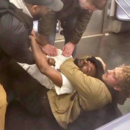 <b>Daniel Perry putting Jordan Neely in a fatal chokehold on a northbound F Train, May 1</b>. Photo: Juan Alberto Vazquez, Facebook
