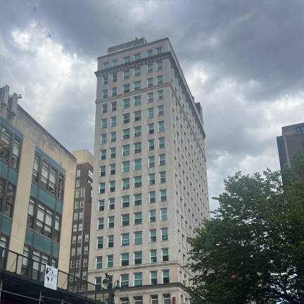 A building at 960 Sixth Ave. is facing foreclosure and sale, after lenders filed suit over a reported $55-million mortgage default.