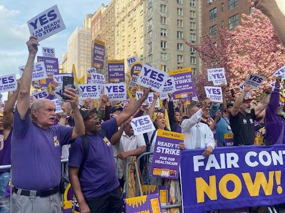 32BJ SEIU members, 10,000 strong, vote on April 15, 2026, in Manhattan to authorize bargaining committee to call for a strike if no deal on wages, health care can be reached with the Realty Advisory Board.