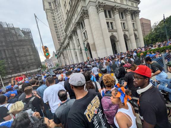 Knicks parade fans and others stuck at the Brooklyn Bridge.