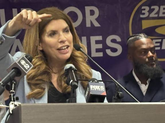 City council speaker Julie Menin, who represents the UES, at a press conference at 32BJ SEIU HQ on Jan. 29 before heading to the City Council to pass a new version of the bill to bring about minimum wage hikes to 60,000 security guards.