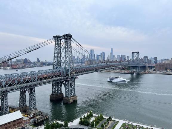 Five teens were arrested for scaling the Brooklyn tower of the Williamsburg Bridge. <b>Photo: Wikimedia Commons.</b>