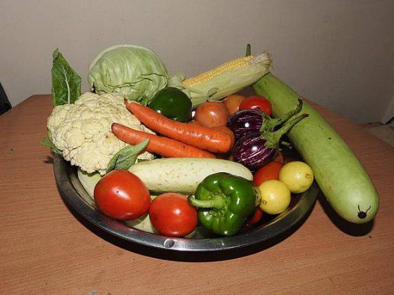 When it comes to meal time, new studies show it’s best if chow down on vegetables first before touching meats, or bread. Photo: Wikimedia Commons