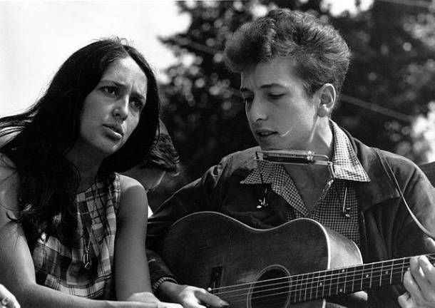 Joan Baez and Bob Dylan performing at the March on Washington in August 1963. Photo: Rowland Scherman, public domain, via Wikimedia Commons