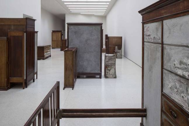 Installation view: Doris Salcedo, Solomon R. Guggenheim Museum, New York, June 26&#x2013;October 12, 2015 Photo: David Heald&#xad; &#xa9; Solomon R. Guggenheim Foundation