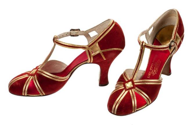 Fenton Footwear, maker. Saks Fifth Avenue (founded 1924), retailer. T-strap pumps, ca. 1937. Velvet, leather. Stuart Weitzman Collection, no. 249. Photo: Glenn Castellano, New-York Historical Society