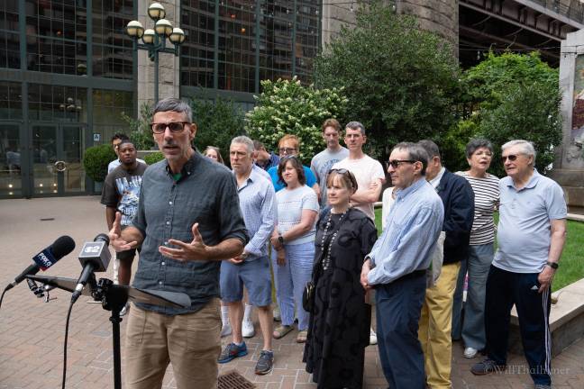 A press conference was held by locals at the plaza on the 25th, voicing their frustration over the issue.