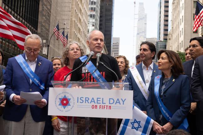 Former hostages Keith and Aviva Siegel (center), Senator Charles Schumer (left), and Governor Kathy Hochul (right).