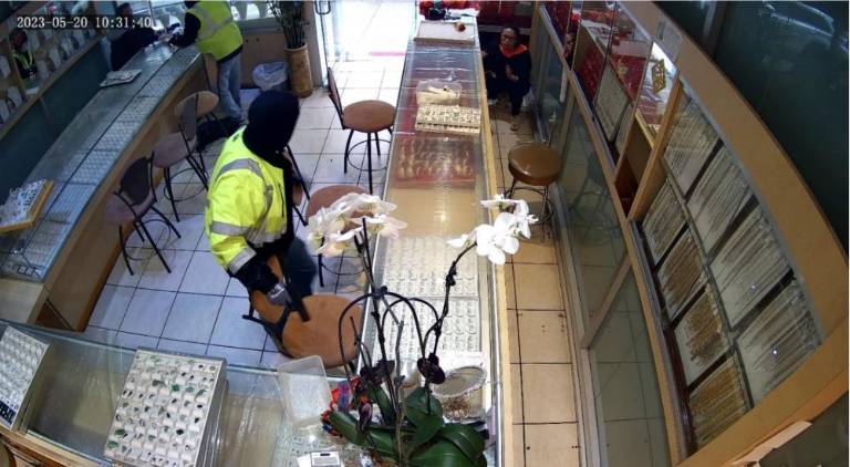 CCTV footage reportedly depicting Frank Dipietro and Vincent Cerchio robbing a jewelry store in Chinatown on May 20th. The two men have just been indicted for the armed robbery, one of two this year. Photo: via SDNY