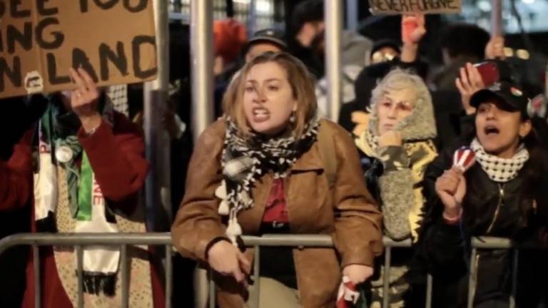 Anti-Israel protesters scream and curse at “Zionists” outside Park East Synagogue on Nov. 19, 2025.
